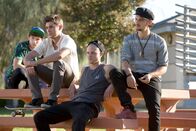 We Are Your Friends – Die vier arbeitslosen Freunde Cole (Zac Efron, 2.v.l.), Mason (Jonny Weston, 2.v.r.), Ollie (Shiloh Fernandez, r.) und Squirrel (Alex Shaffer, l.) schlagen sie sich als Promoter einer Disco, mit kleineren Drogendeals und als Telefonisten eines Immobilienhais durch. Eines Tages erhält Cole eine einmalige Chance ...