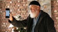 Rentnercops – Reinhard Bielefelder (Bill Mockridge) zeigt den Beweis auf seinem Handy.