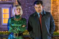 Agatha Raisin – Agatha (Ashley Jensen) und DS Wong (Matt McCooey) machen erste Fortschritte im Fall Tamworthy. Doch da Agatha und ihre Kollegen immer mehr dunkle Geheimnisse ans Tageslicht bringen, werden ihre Ermittlungen zunehmend gefährlicher für sie.