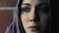 Fremde Tochter – Lena hat beschlossen, zum Islam zu konvertieren. Dass sie für diesen Entschluss soviel Ablehnung erfährt, macht ihr zu schaffen.