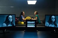 SOKO Stuttgart – Selma Kirsch (Yve Burbach, r.) hat Anabelle Winter (Sonja Kirchberger, l.) zu einer Vernehmung vorgeladen. Die Schauspielerin hätte einen immensen Imageschaden erlitten, wenn der Artikel des Opfers veröffentlicht worden wäre.