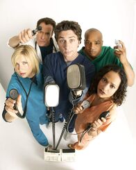 Scrubs - Die Anfänger – v.l.: Elliot Reid (Sarah Chalke), Dr. Perry Cox (John C. McGinley), J. D. (Zach Braff), Turk (Donald Faison), Carla Espinosa (Judy Reyes)