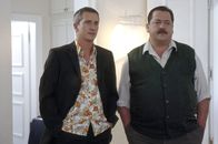 Die Rosenheim-Cops – Die bayerischen Kommissare Hofer (Joseph Hannesschläger, re.) und Satori (Markus Böker) stehen vor einem Rätsel.