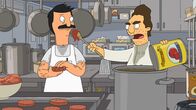 Bob's Burgers – Bob (l.) trifft den Schiffskoch, nachdem er eingeladen wurde, für den Kapitän des Kreuzfahrtschiffes Duval (r.) zu kochen