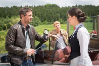 Akte Ex – Lukas Hundt (Oliver Franck, l.) und Kristina Katzer (Isabell Gerschke, M.) verhören die Kellnerin (Nadine Quittner).