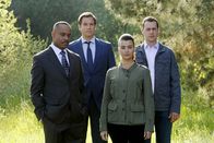 Navy CIS – Die internationale Menschenjagd nach Eli Davids Mörder wird zu einer Hexenjagd gegen Gibbs und sein Team: Tony (Michael Weatherly, 2.v.l.), Ziva (Cote de Pablo, 2.v.r.), McGee (Sean Murray, r.) und Vance (Rocky Carroll, l.) ...