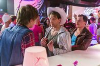 Der Lehrer – Stefan (Hendrik Duryn, M.) versucht Jonas (Merlin Rose, l.) und Ben (Tim Kalkhof) im Karaoke-Club Uganda auszureden.