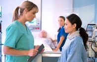 In aller Freundschaft – Lilly Phan (Mai Duong Kieu, re.) ist angehende Neurochirurgin und bewundert die Arbeit von Dr. Lea Peters (Anja Nejarri, li.). Lea akzeptiert Lillys Anwesenheit, doch als sie sich vor dem Patienten (Carl Heinz Choynski, hinten, li.) in dessen Behandlung einmischt, weist Lea sie zurecht.