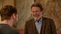 Rote Rosen – Gunter (Hermann Toelcke r.) lässt sich von Davids (Arne Rudolf l.) Worten überzeugen, übergibt die Hotels an Victoria und trennt sich sogar von seinen eingelagerten Möbeln...