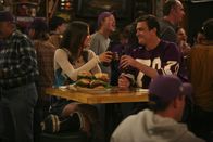 How I Met Your Mother – Robin (Cobie Smulders, l.) und Marshall (Jason Segel, r.) verbünden sich, nachdem Marshall ihr eine Bar im Minnesota-Stil gezeigt hat. Doch wird das gut gehen?