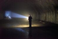 Lost Places - Geheime Welten – MiG-Kampfpilot Hasan Imamovi? in den Höhlen des ehemaligen jugoslawischen Militärflugplatzes Željava. Für diesen Stützpunkt wurden 3,5 Kilometer Tunnel in den Berg gesprengt.
