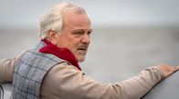 Reisen mit Muddi – Profikiller Bernd (Bernhard Schütz) ist ebenfalls scharf auf das Erbe.
