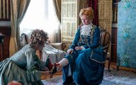 Terra X: Europa in ... – Raus aus dem Jagdkostüm, rein in die Abendgarderobe: Liselotte von der Pfalz (Gergana Pletnyova, r.) berichtet von den vielen Ablenkungen des Adels am Hof von Versailles.