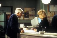 Diagnose: Mord – Dr. Mark Sloan (Dick Van Dyke, l.) und Captain Pike (Angie Dickinson, r.) überprüfen gemeinsam einige Spuren im Mordfall Janet Watson.