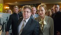 Unverschämtes Glück – ARD/WDR UNVERSCHÄMTES GLÜCK, Fernsehfilm Deutschland 2015, Regie und Buch: Hartmut Schoen Uhr im ERSTEN. Wahlkampfauftritt: Johannes Größt (Armin Rohde) betritt mit Ehefrau Erika (Katja Flint) die Halle. Fraktionschef Dr. Harry Hindenach (Alexander Held, M).