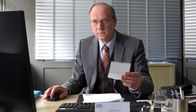 Herr Lenz reist in den Frühling – Sein Alltag ist grau: Holger Lenz (Ulrich Tukur), stellvertretender Bezirksleiter einer Versicherung.