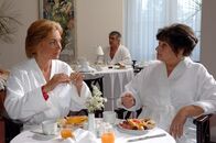 Feine Dame – (v.li.) Aglaia Szyszkowitz (Regina Steinberg), Brigitte Swoboda (Nanni Körber).