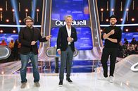 Quizduell-Olymp – Moderator Jörg Pilawa (M.) mit den Kandidaten des Teams "Songpoeten": Den Musikern Max Mutzke (l.) und Gregor Meyle (r.).