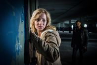 Notruf Hafenkante – Alina (Teresa Weißbach, l.) hat Djamir (Tamer Trasoglu, r.) überlisten können und versucht zu flüchten.