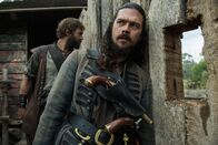 Black Sails – John Silver (Luke Arnold) hat Billy, den ehemaligen Sklaven auf der Underhill-Plantage, ausgeliefert, um das Bündnis mit den Sklaven wieder zu erneuern. Was er allerdings nicht weiß: Zur gleichen Zeit haben die Spanier begonnen, Nassau vollkommen zu zerstören ...