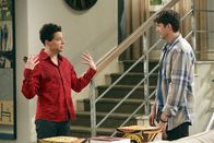 Two and a Half Men – Nach der Trennung von Lyndsey rät Walden (Ashton Kutcher, r.) dem verzweifelten Alan (Jon Cryer, l.), seinen Look zu ändern und unter Leute zu gehen. Doch ob das wirklich eine gute Idee war?