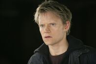 Doctor Who – Seit seiner ersten Begegnung mit dem "Doktor", ist Elton (Marc Warren) von dessen Leben fasziniert. Er gründet einen Verein, der sich mit der Suche nach ihm beschäftigt ...