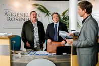 Die Rosenheim-Cops – Die Rosenheim-Cops Kommissare Korbinian Hofer (Joseph Hannesschläger, l.), und Sven Hansen (Igor Jeftic, r.) befragen den Portier Wilhelm Pothoff (Michael Zittel, m.) nach seinem Alibi.