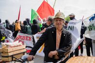 Beim Pelzig auf der Bank – In Lützerath trifft Pelzig den Landwirt Eckhardt Heukamp. 10 Jahre hat er gegen den Stromriesen RWE gekämpft.