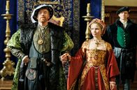 Wolf Hall – König Henry VIII. (Damian Lewis) präsentiert seine dritte Ehefrau Jane Seymour (Kate Phillips).