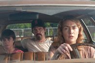 Labor Day – Mit dem Auftauchen des verschlossenen Anhalters Frank (Josh Brolin, M.) kommt endlich wieder etwas Glück in das Leben der depressiven Mutter Adele (Kate Winslet, r.). Doch bald offenbart der hilfsbereite Mann ihr und ihrem Sohn Henry (Gattlin Griffith, l.) etwas über seine Vergangenheit, das alles verändern könnte: Er ist ein entflohener Sträfling, der von der Polizei gesucht wird ...