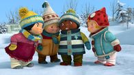 Snowsnaps Winterspiele – Sami (2.v.li.) vertraut den Freunden sein Geheimnis an.