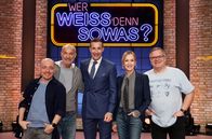 Wer weiß denn sowas? – Moderator Kai Pflaume (M.) und seine Rateteam-Kapitäne Bernhard Hoëcker (l.) und Elton (r.) begrüßen in dieser Sendung den Schauspieler Heiner Lauterbach (2.v.l.) und die Schauspielerin Katja Flint (2.v.r.).