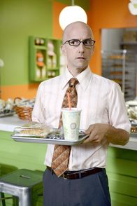 Community – Kann Dean Pelton (Jim Rash) seine Studenten vor dem Ass Crack Banditen beschützen, der seinen Opfern Münzen in die Gesäßspalte steckt?; Kann Dean Pelton (Jim Rash) seine Studenten vor dem Ass Crack Banditen beschützen, der seinen Opfern Münzen in die Gesäßspalte steckt?
