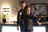Castle – Was hat Emma Briggs (Alicia Lagano, r.) vor? Ehe sich Castle (Nathan Fillion, l.) versieht, zückt sie eine Waffe und droht auch, diese einzusetzen ...; Was hat Emma Briggs (Alicia Lagano, r.) vor? Ehe sich Castle (Nathan Fillion, l.) versieht, zückt sie eine Waffe und droht auch, diese einzusetzen ...