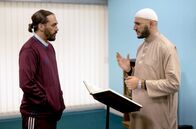 Machenschaften im Untergrund – Der Militäragent Karim (Gringe, li.) schlüpft täglich in seine falsche Identität des Koranschülers in einer Pariser Moschee.