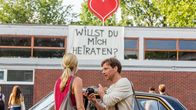 Der Lehrer – Karin (Jessica Ginkel) denkt, der Heiratsantrag wäre von Stefan (Hendrik Duryn) - Er ist aber von Rene.