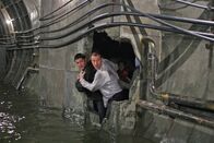 Metro - Im Netz des Todes – Garin (Sergei Puskepalis,l.) und Konstantinov (Anatoly Bely) müssen versuchen die Überlebenden aus den tödlichen Schächten zu führen.