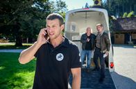 Sturm der Liebe – Als Tim (Florian Frowein, l.) das Polo-Turnier verlässt, um nach Franzi zu suchen, wird er von zwei dunklen Gestalten (Komparsen) verfolgt.