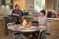 Two and a Half Men – Sind sich nicht immer einig: Walden (Ashton Kutcher, r.) und Berta (Conchata Ferrell, l.) ...