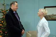 In aller Freundschaft – Überraschend trifft Dr. Kathrin Globisch (Andrea Kathrin Loewig) im Klinikflur auf Steffen Frahm (Moritz Lindbergh), der sich wegen seiner Herzprobleme von Dr. Stein untersuchen lassen will. Frahm ist hocherfreut Kathrin wiederzusehen und drängt auf ein Date. Doch in Kathrins Terminkalender lässt sich in der Weihnachtszeit keine Lücke finden und auch ihre derzeitige private Verfassung steht einem Treffen mit ihrer ehemaligen Affäre im Weg.