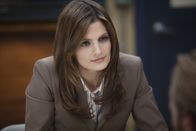 Castle – Der aktuelle Fall führt Kate Beckett (Stana Katic) zu einem Mörder, der vor vier Jahren schon einmal zugeschlagen hat ...