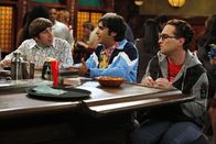 The Big Bang Theory – Jeder dritte Donnerstag im Monat ist von nun an der "Alles ist Möglich-Donnerstag" für Leonard (Johnny Galecki, r.), Rajesh (Kunal Nayyar, M.) und Howard (Simon Helberg, l.), so wollen sie aus dem Trott ausbrechen, in dem sie feststecken - bis auf Sheldon ...