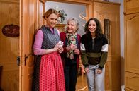 Sturm der Liebe – Rosalie (Natalie Alison, l.) überrascht Hildegard (Antje Hagen, M.) und Vanessa (Jeannine Gaspár, r.) mit einer originellen Idee.