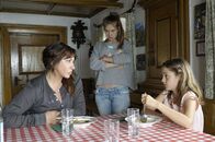 Frühling – Dorfhelferin Katja (Simone Thomalla, l.) kümmert sich in einer Krise um die beiden Töchter der Familie Feichtmayr, Laura (Zsa Zsa Inci Bürkle, m.) und Christina(Lena Meyer).