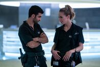 Letzte Spur Berlin – Rami Al-Rif (Salah Massoud) geht nicht auf einen Flirtversuch seiner Kollegin Caroline "Caro" Hilmer (Mira Elisa Goeres) ein.