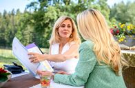 Sturm der Liebe – Yvonne (Tanja Lanäus, l.) ist enttäuscht, als Larissa (Vivien Wulf, r.) aus finanziellen Gründen einen Rückzieher macht.