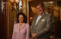 Gilmore Girls – Sind ganz entzückt von dem Freund ihrer Enkelin Rory, der sogar ein echter Huntzberger ist: Emily (Kelly Bishop, l.) und Richard (Edward Herrmann, r.) ...