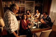 Rentnercops – V.l.n.r. Klaus Schmitz (Hartmut Volle), Francesca Schmitz (Teresa Hader), Emiliana (Valentina Leone), Daniela Schmitz (Anica Happich), Jens (Nikolai Will).
