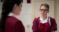 Sturm der Liebe – Josie (Lena Conzendorf, r.) behauptet vor Shirin (Merve Çakır, r.), dass sie trotz der neuen Information zu 100% zu Leon steht.