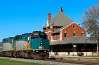 Mit dem Zug ... – Der Personenzug von Via Rail Canada erreicht den Bahnhof von Dauphin.